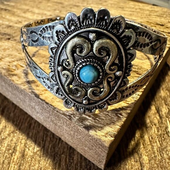 Vintage Southwestern Turquoise Cuff Bracelet for Boho Chic Cowgirls, Gift-Ready - Picture 1 of 9